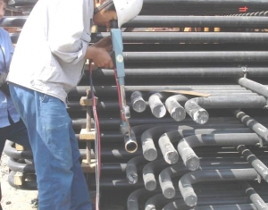 管与鳍片焊接成型。管径：Φ60×5mm，材质：20G GB5310-85。鳍片尺寸45×6mm，材质：Q235-AF。长度：4米。每组50根管，51根鳍片。