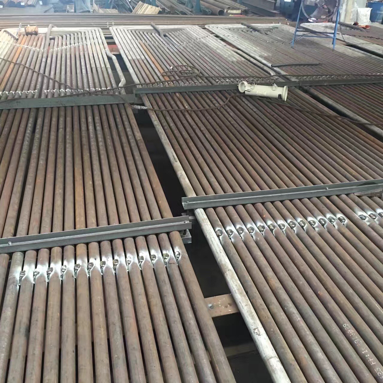 水冷壁前墙管屏\15CrMoG、Φ28.6×5.6mm（内螺纹） L=6000mm管屏节距2×46mm