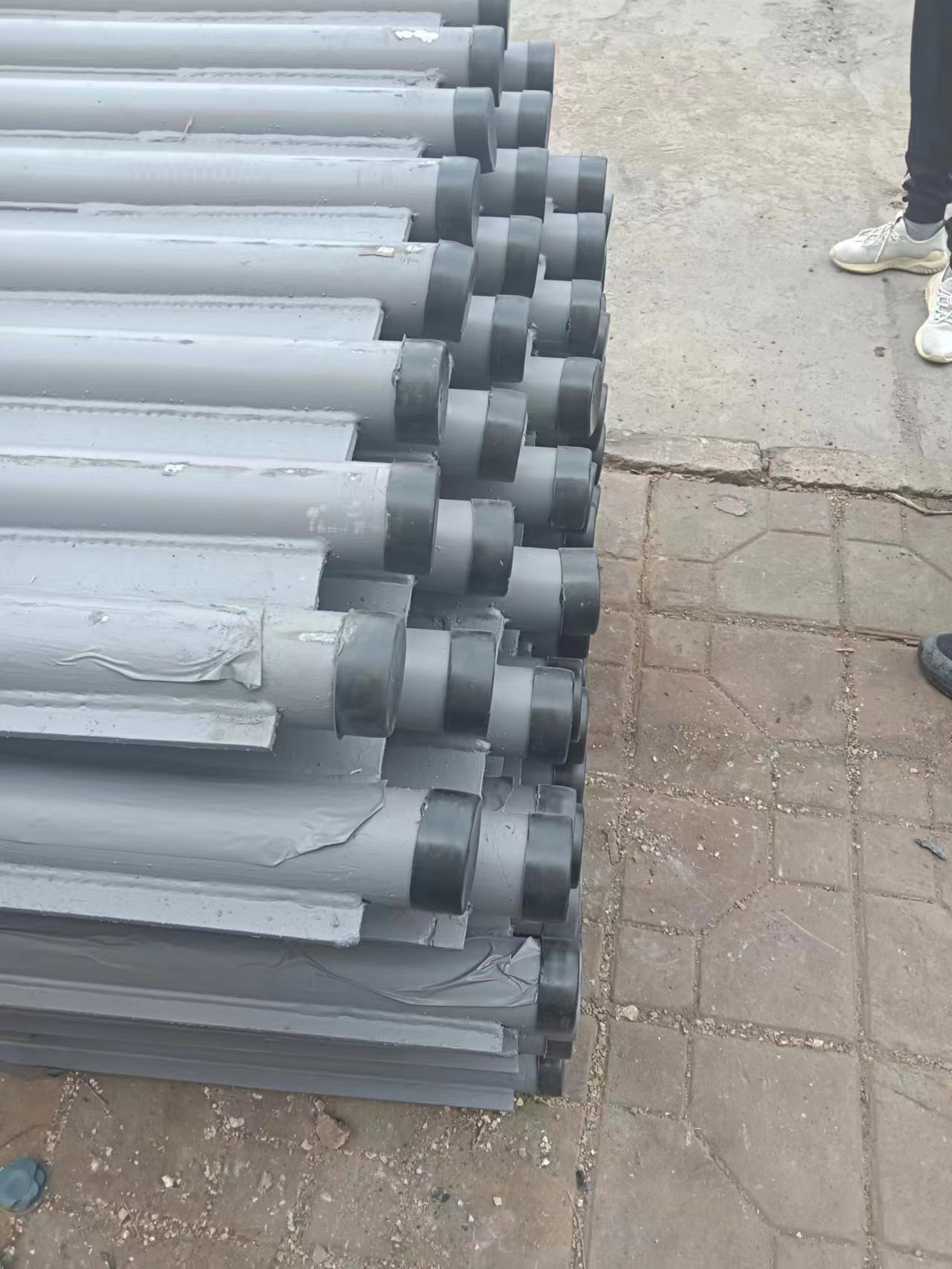 垂直水冷壁管屏\水冷壁管Φ31.8×5.5min 鳍片厚度6 管节距57.5 每屏8根管 管屏L=9000\壁管SA-213T12 鳍片15CrMo