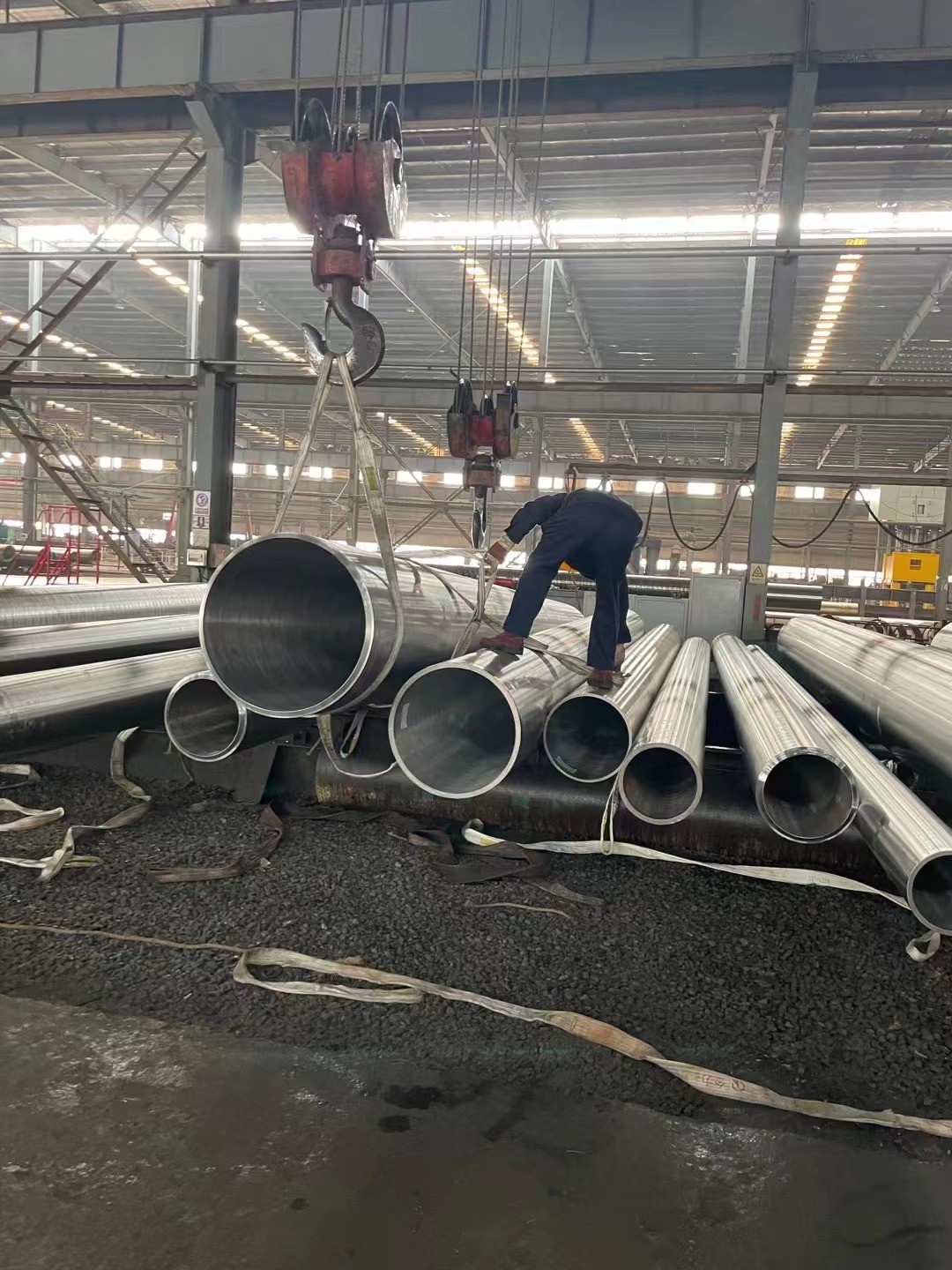 乙烯装置超高压蒸汽管道设计温度545℃，设计压力13.5MPa，设计选用A335-P91钢，规格Φ168.3×14.27~Φ609.6×46.02