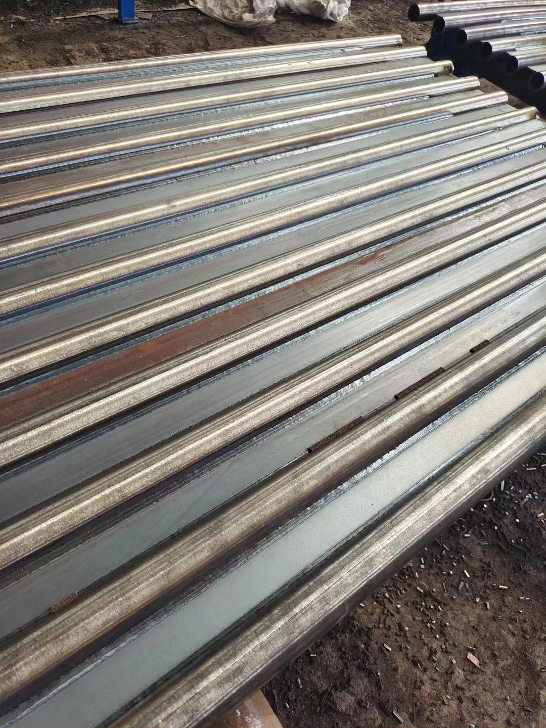 Φ38.1×7.5 SA-213T2 每件9根水冷壁管一排，长12米，管节距50.8mm,鳍片连接，鳍片为膜式扁钢厚δ6.4㎜，材料为15CrMo，采用双面坡口焊接型式