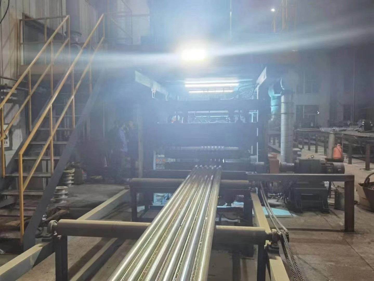 水冷壁管屏|Φ38.1×7.5 SA-213T2 每件9根水冷壁管一排，长12米，管节距50.8mm,鳍片连接，鳍片为膜式扁钢厚δ6.4㎜，材料为15CrMo，采用双面坡口焊接型式