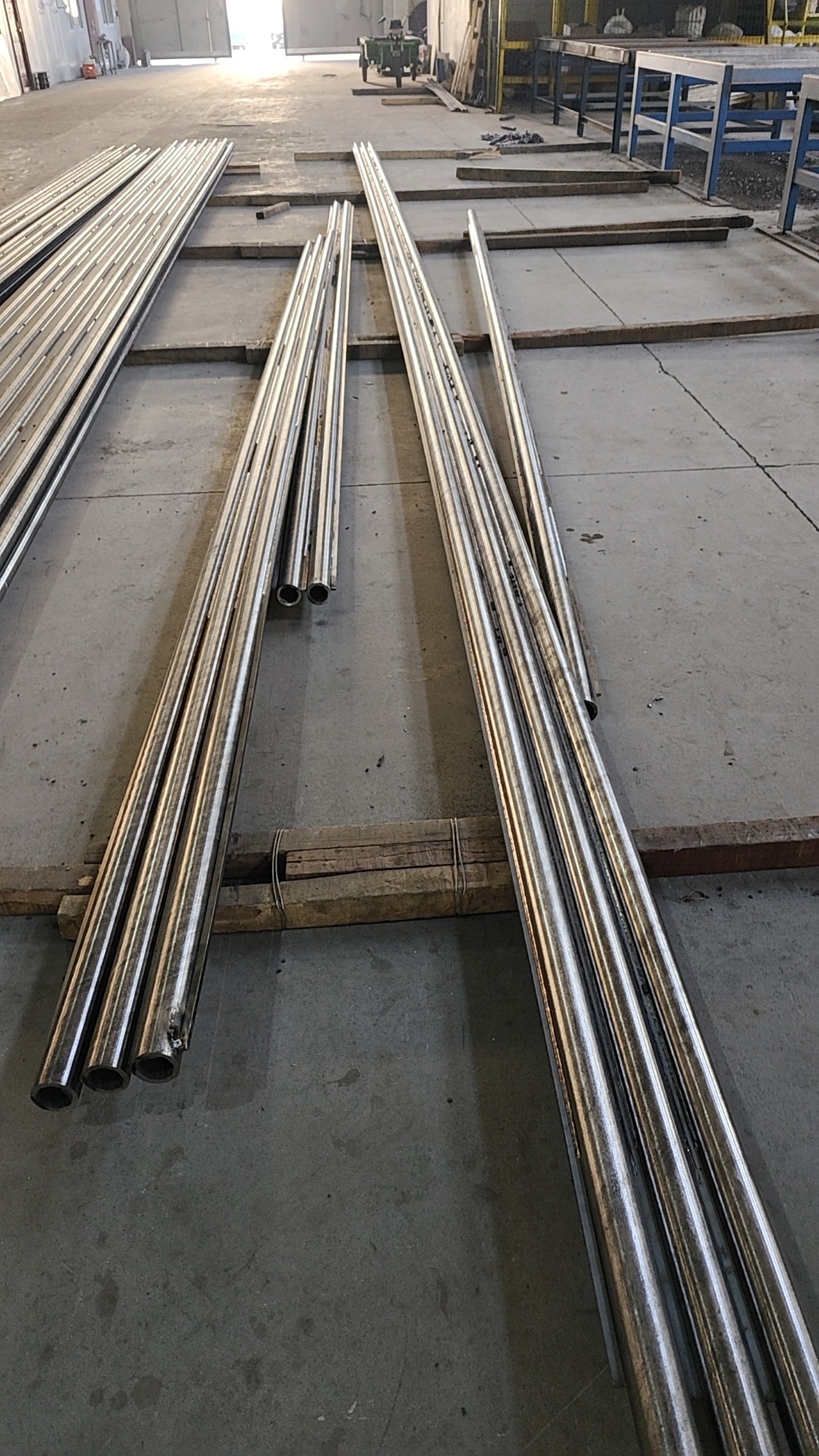 管排长度为6米，每件管排由10根管子组成，管子中心距为54mm，鳍片厚度为6.4mm